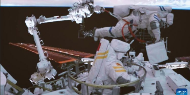 Astronautas chinos fuera de la estación espacial