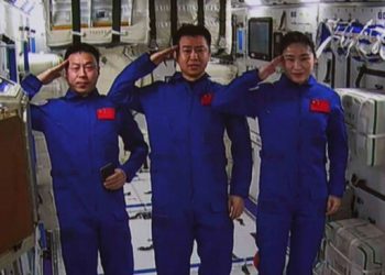Astronautas chinos realizan una salida de su estación espacial