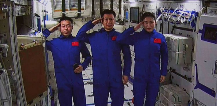 Astronautas chinos realizan una salida de su estación espacial