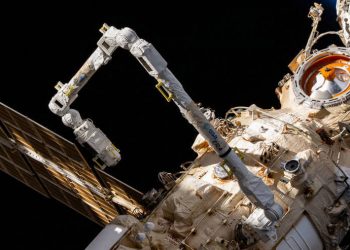 Dos cosmonautas rusos efectúan una salida de la ISS para equipar el brazo robótico europeo