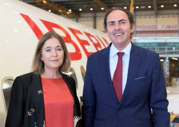 La consejera de Cultura, Turismo y Deporte de la Comunidad de Madrid, Marta Rivera de la Cruz, y el presidente de Iberia, Javier Sánchez-Prieto.