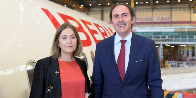 La consejera de Cultura, Turismo y Deporte de la Comunidad de Madrid, Marta Rivera de la Cruz, y el presidente de Iberia, Javier Sánchez-Prieto.
