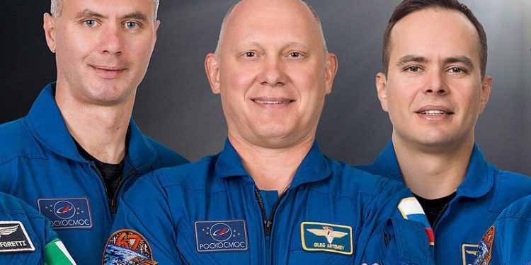 La nave Soyuz MS-21 con tres cosmonautas a bordo aterrizó en Kazajstán