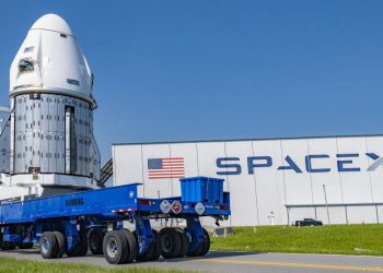 La nave espacial Crew Dragon en las instalaciones de SpaceX
