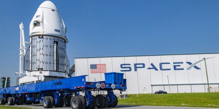 La nave espacial Crew Dragon en las instalaciones de SpaceX