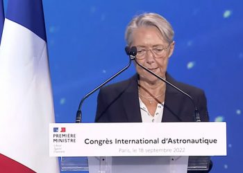 La primera ministra francesa, Elisabeth Borne, durante el 73 Congreso Internacional de Astronáutica