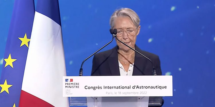 La primera ministra francesa, Elisabeth Borne, durante el 73 Congreso Internacional de Astronáutica