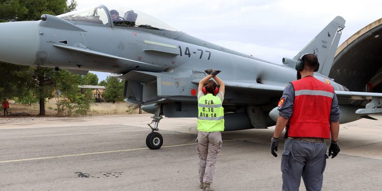 Llegada de un Eurofighter al Ala14
