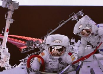 Astronautas chinos preparan una nueva salida de su estación espacial