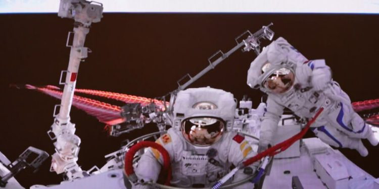 Astronautas chinos preparan una nueva salida de su estación espacial