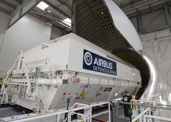 Un avión Beluga llevó el satélite Hotbird 13 G de Eutelsat, construido por Airbus, al Centro Kennedy