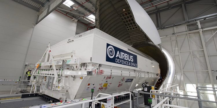 Un avión Beluga llevó el satélite Hotbird 13 G de Eutelsat, construido por Airbus, al Centro Kennedy
