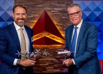 El fundador y director ejecutivo de Joby Aviation, JoeBen Bevirt, y el director ejecutivo de Delta, Ed Bastian.