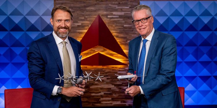 El fundador y director ejecutivo de Joby Aviation, JoeBen Bevirt, y el director ejecutivo de Delta, Ed Bastian.