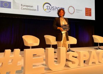 Patricia Callejo, jefa de Certificación de Navegación por Satélite, recoge el galardón, en nombre de ENAIRE en el marco de la EU Space Week.