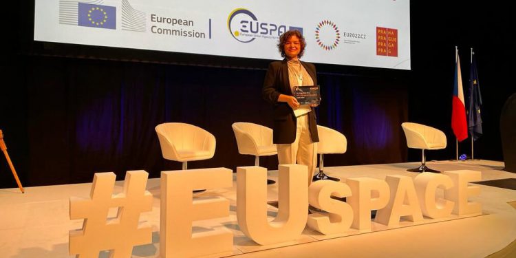 Patricia Callejo, jefa de Certificación de Navegación por Satélite, recoge el galardón, en nombre de ENAIRE en el marco de la EU Space Week.