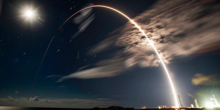 SpaceX lanzó al espacio el satélite Eutelsat Hotbird 13F