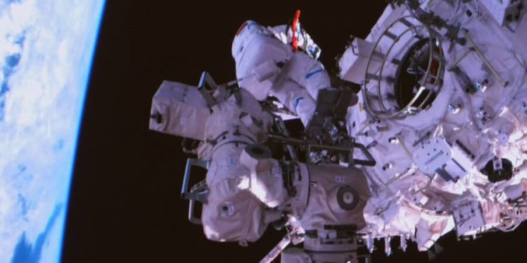 Astronautas de Shenzhou-14 completaron su caminata fuera de la estación espacial china