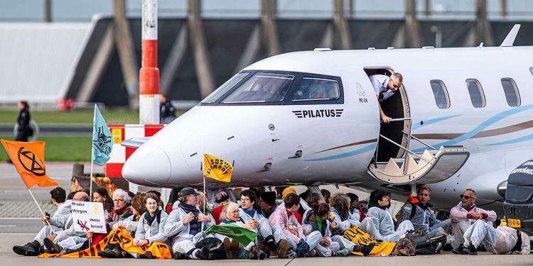 Centenares de activistas bloquearon durante horas la zona de aviones privados de Schiphol