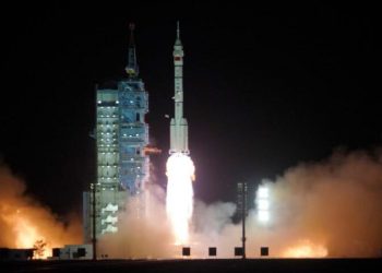 China lanzó la nave espacial Shenzhou-15 con tres astronautas hacia su estación espacial