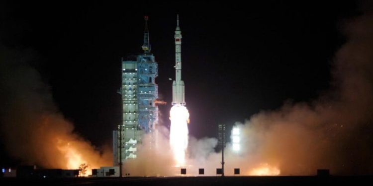China lanzó la nave espacial Shenzhou-15 con tres astronautas hacia su estación espacial