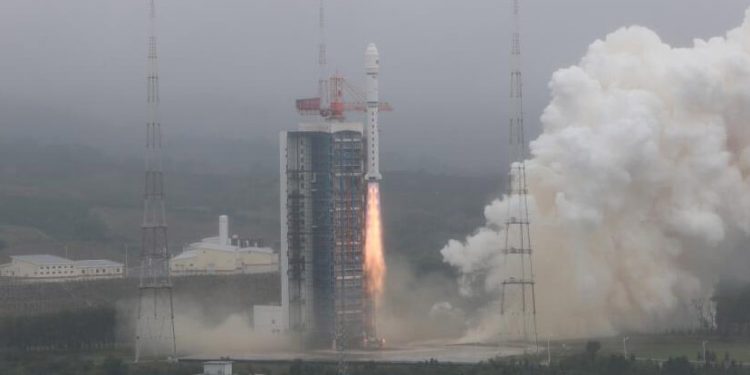 China lanzó su nuevo satélite de comunicaciones ChinaSat 19