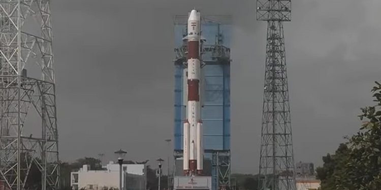 Isro lanza con éxito el satélite EOS-06 y ocho nanosatélites