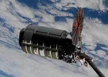 La nave de carga Cygnus llegó a la ISS con uno solo de sus dos paneles solares desplegado