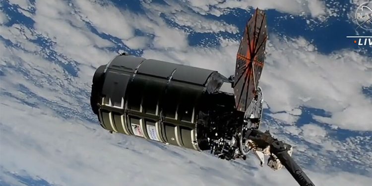 La nave de carga Cygnus llegó a la ISS con uno solo de sus dos paneles solares desplegado