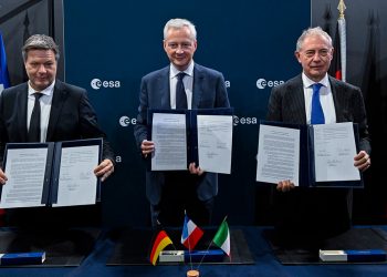 Los ministros de Francia, Alemania e Italia, durante la firma del acuerdo