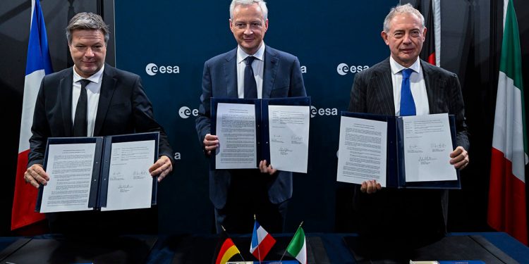 Los ministros de Francia, Alemania e Italia, durante la firma del acuerdo