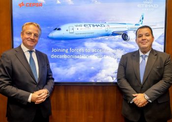 Maarten Wetselaar, consejero delegado de Cepsa, y Adam Boukadida, director financiero de Etihad Aviation Group.