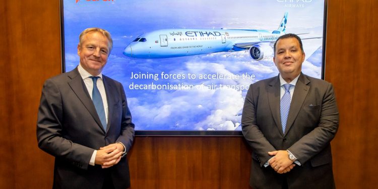 Maarten Wetselaar, consejero delegado de Cepsa, y Adam Boukadida, director financiero de Etihad Aviation Group.