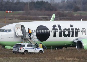 Un B737 de Flair Airlines con 134 personas a bordo se salió de pista al aterrizar en Ontario