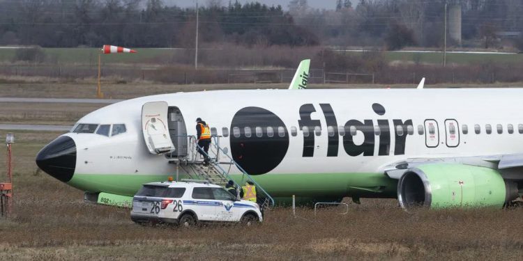 Un B737 de Flair Airlines con 134 personas a bordo se salió de pista al aterrizar en Ontario