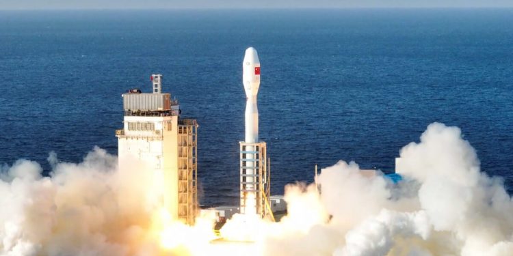 China lanzó su nuevo cohete de combustible sólido Jielong-3 con 14 satélites a bordo