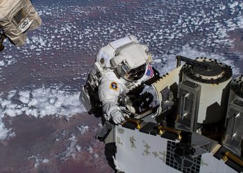 Dos astronautas de la Nasa instalaron el cuarto panel solar desplegable de la ISS
