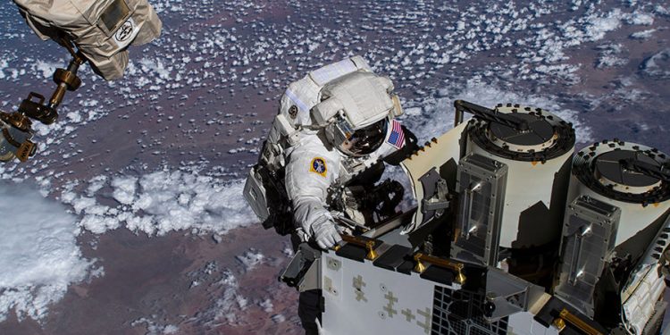Dos astronautas de la Nasa instalaron el cuarto panel solar desplegable de la ISS