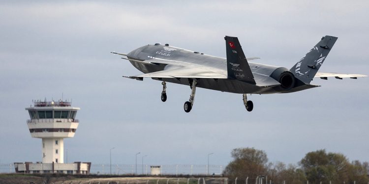 La empresa turca Baykar lanza un nuevo dron reactor destinado al combate aire-aire