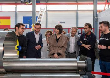 La ministra de Ciencia e Innovación, Diana Morant, durante su visita en Elche a la sede central de la empresa PLD Space