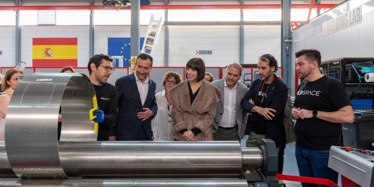 La ministra de Ciencia e Innovación, Diana Morant, durante su visita en Elche a la sede central de la empresa PLD Space