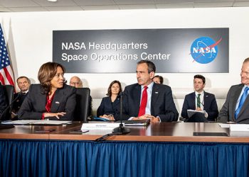 Macron refrenda en la sede de la Nasa la cooperación de Francia en la exploración espacial