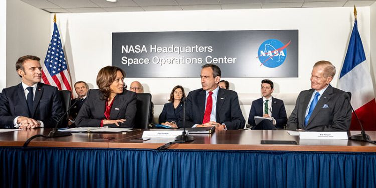 Macron refrenda en la sede de la Nasa la cooperación de Francia en la exploración espacial