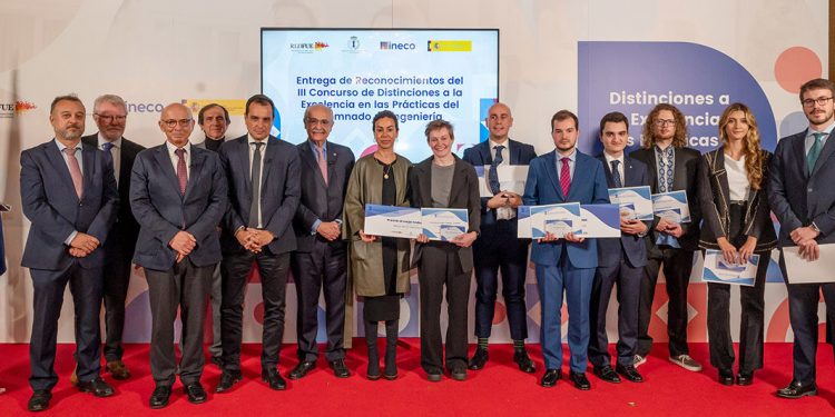 La ingeniera aeronáutica Alicia de la Gándara, primer premio a la Excelencia en Prácticas del alumnado