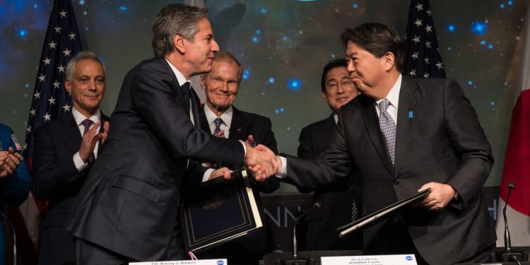 El secretario de Estado de EEUU, Antony J. Blinken, y el ministro de Relaciones Exteriores de Japón, Hayashi Yoshimasa, firmaron el acuerdo en nombre de ambos países.