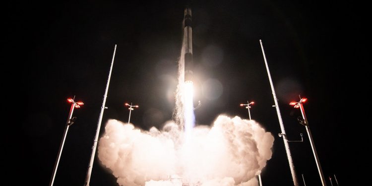 Rocket Lab lanzó con éxito la primera misión de su cohete Electron desde suelo estadounidense