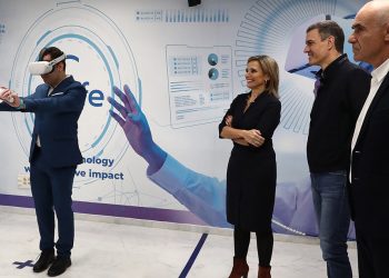 Pedro Sánchez reafirma su compromiso con el sector aeroespacial en Sevilla