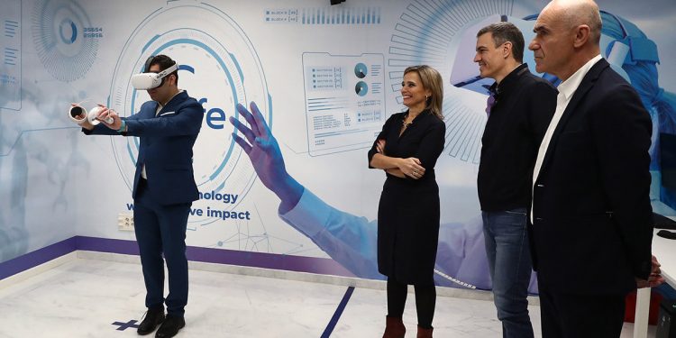 Pedro Sánchez reafirma su compromiso con el sector aeroespacial en Sevilla