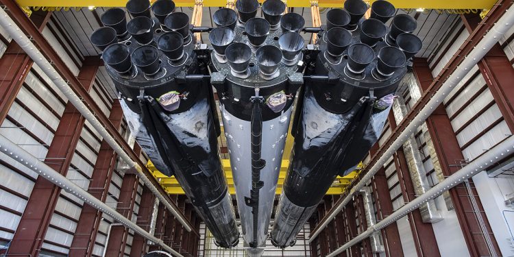 SpaceX prepara su cohete Falcon Heavy para el lanzamiento de la misión USSF-67 de la Fuerza Espacial de EEUU