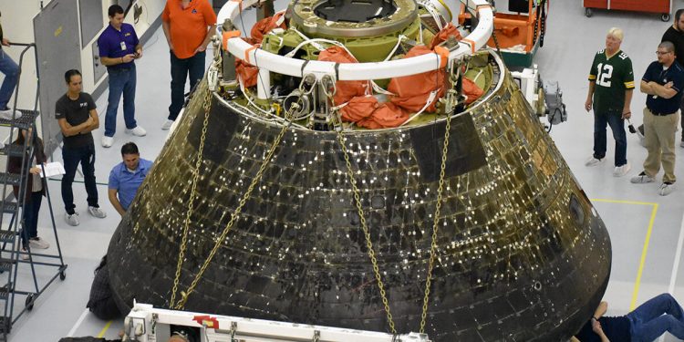 Técnicos de la Nasa inspeccionan el escudo térmico de la nave Orion tras la misión Artemisa I